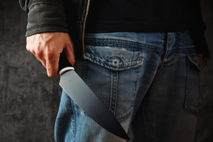 Cãi nhau, em dùng dao đâm anh ruột nguy kịch