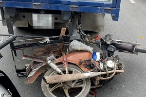 Xe máy tông vào đuôi ô tô ở cầu vượt An Sương