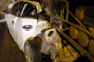 Tông liên hoàn 5 xe ở cầu Phú Mỹ, ô tô 4 chỗ bẹp dúm