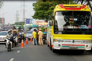 Thiếu úy công an chở vợ mang thai gặp tai nạn giao thông