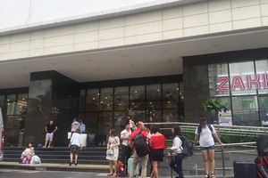 Bé 4 tuổi người nước ngoài rơi lầu ở chung cư quận 4