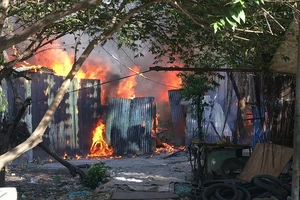 Hỏa hoạn thiêu rụi nhà dân và 7 phòng trọ ở Bình Chánh
