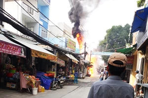 Bình điện phát nổ, bốc cháy ngùn ngụt ở Bình Tân