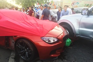 BMW trèo qua dải phân cách, húc nhiều xe ở quận 2