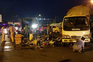 Ngàn lon bia tràn ra đường do xe lật, dân xắn tay thu giúp