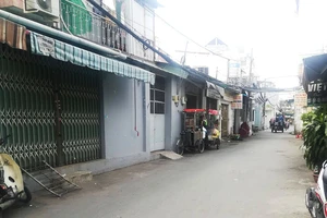 Xe chở vật liệu chạy lùi, cán bé gái 15 tháng tuổi tử vong