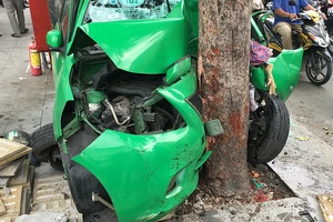 Taxi tông liên hoàn ở đường Cộng Hòa, giao thông kẹt cứng