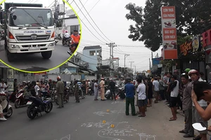 Va chạm với xe chở rác, 2 người chết thảm ở quận 12