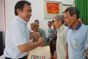 Thăm, tặng quà hàng trăm hộ dân khó khăn ở Bến Tre