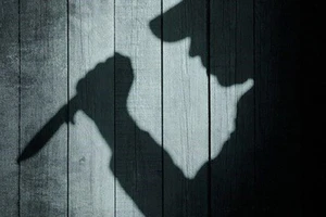 Người chồng chết với vết cắt ở cổ khi ở nhà với vợ