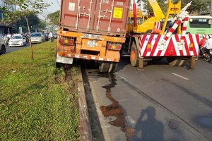 Xe cẩu gặp sự cố khi dời container, đường Hồng Bàng kẹt cứng