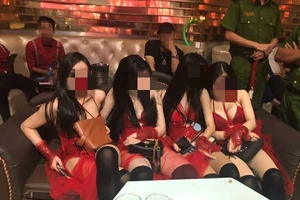 Kiểm tra quán bar ở quận 5, dân chơi tháo chạy tán loạn