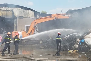 Cháy lan 2 nhà xưởng ở Bình Chánh trong ngày Thần Tài