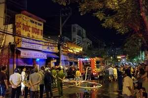 Tiệm vịt quay phát hỏa, nhiều người thoát ra từ mái nhà 