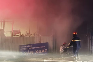 Biển lửa bao trùm nhà xưởng ở Thủ Đức trong đêm