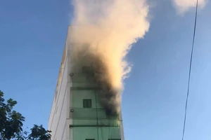 Cảnh sát điều xe thang chuyên dụng dập lửa căn nhà 5 tầng 