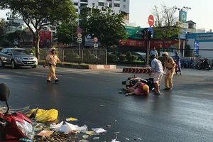 Quận 12: Xe ô tô làm đổ hóa chất, hàng loạt xe máy trượt té 