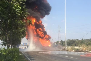 Tài xế bất lực nhìn xe bồn chở xăng bốc cháy dữ dội