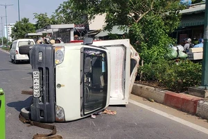 Xe tải lật ngang đường Phạm Văn Đồng, sữa văng tung tóe