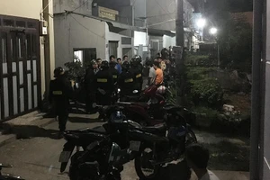 Cảnh sát khống chế kẻ vô cớ chém hàng xóm rồi cố thủ