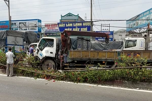 Xe tải cẩu mất thắng ở Bình Tân gây va chạm liên hoàn