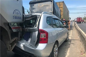 Quận 12: Xe 4 chỗ biến dạng sau tai nạn liên hoàn 4 ô tô