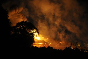 Cháy lan từ đám cỏ khiến cả kho hàng bị thiêu rụi