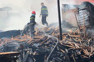 Xưởng gỗ ở Củ Chi bùng cháy dữ dội sau tiếng nổ lớn