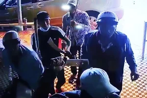 Nghi côn đồ chém người, phá quán vì không chi tiền bảo kê 