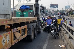 Người đàn ông chở bé trai 10 tuổi bị container cán tử vong