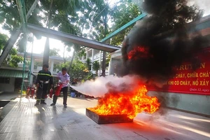 Tập huấn kỹ năng thoát hiểm cho gần 2.000 học sinh quận 12