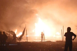 Cháy dữ dội xưởng vải ở Bình Tân 