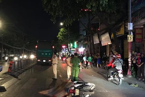 Ngã ra đường, người phụ nữ bị xe rác cán tử vong 