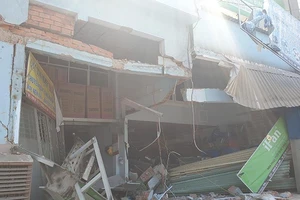 Container lao vào nhà dân ở quận 12, TP.HCM