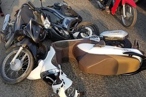 Bị ô tô húc văng, người đàn ông bị 2 xe máy tông liên hoàn