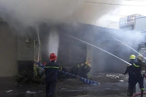 Cháy cửa hàng điện tử đóng cửa, cụ ông mắc kẹt tử vong