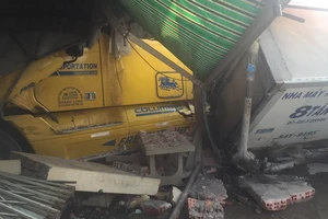 Tài xế container tông xe tải, húc sập nhà dân rồi... ngủ