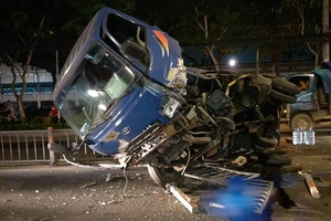 Ô tô tải chở nước lật ngang trên đường Quang Trung