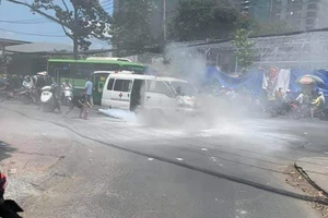 Xe cứu thương cháy ngùn ngụt ở quận 10