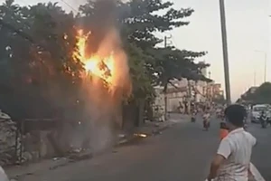 Đốt rác làm cháy nổ đường dây cáp viễn thông ở quốc lộ 22