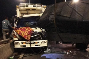 Tai nạn liên hoàn hi hữu trên cầu vượt An Sương, TP.HCM