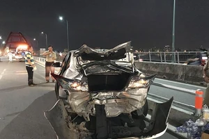 Mô tô tông nát đuôi xe ô tô 4 chỗ trên cầu Bình Lợi