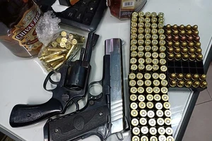 Giữ người mang súng và hàng trăm viên đạn từ biển vào TP.HCM