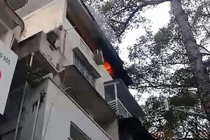 3 người kẹt trong nhà bị cháy ở trung tâm TP.HCM