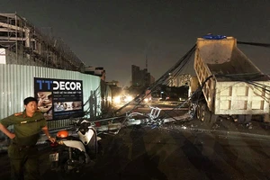 Xe ben kéo ngã trụ điện trung thế, nhiều nơi mất điện