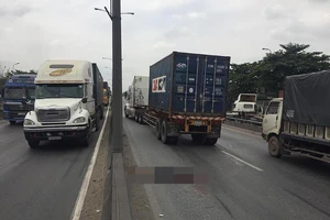 Một thanh niên nhiều lần lao vào ô tô đang chạy ở Thủ Đức