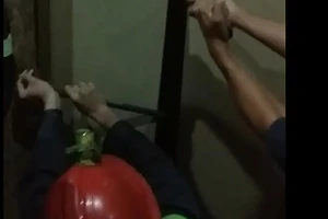 Giải cứu 8 người già mắc kẹt trong thang máy khách sạn 