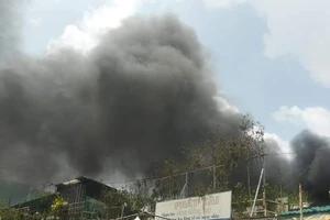 Cháy dữ dội ở bãi xe quận 10, mất điện cả vùng