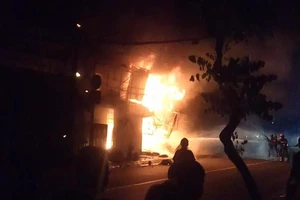 Lửa thiêu rụi 5 ki ốt ở Bình Tân