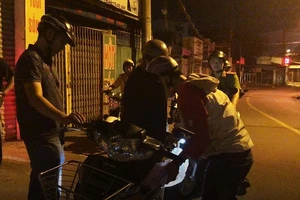 3 thanh niên thủ dao dạo phố ở Gò Vấp